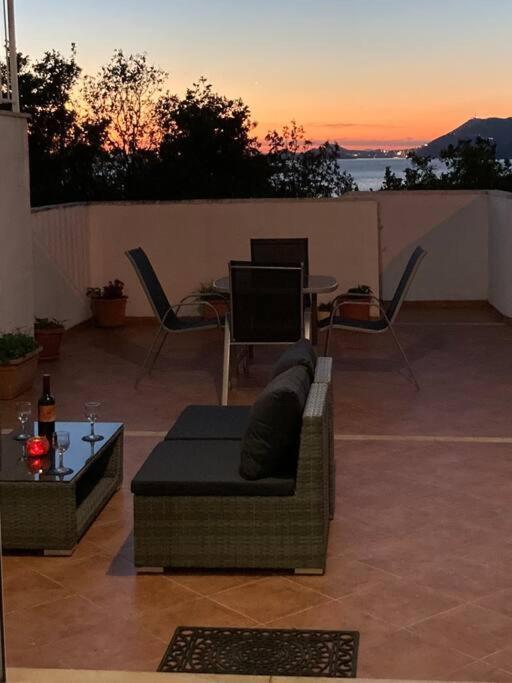 Lovely Split Level Apartment With Sea View, Pool, Free Parking And Wifi Cavtat Eksteriør bilde