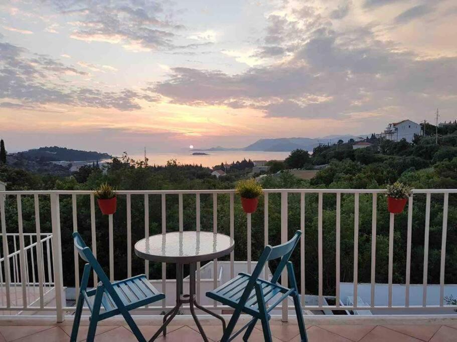 Lovely Split Level Apartment With Sea View, Pool, Free Parking And Wifi Cavtat Eksteriør bilde