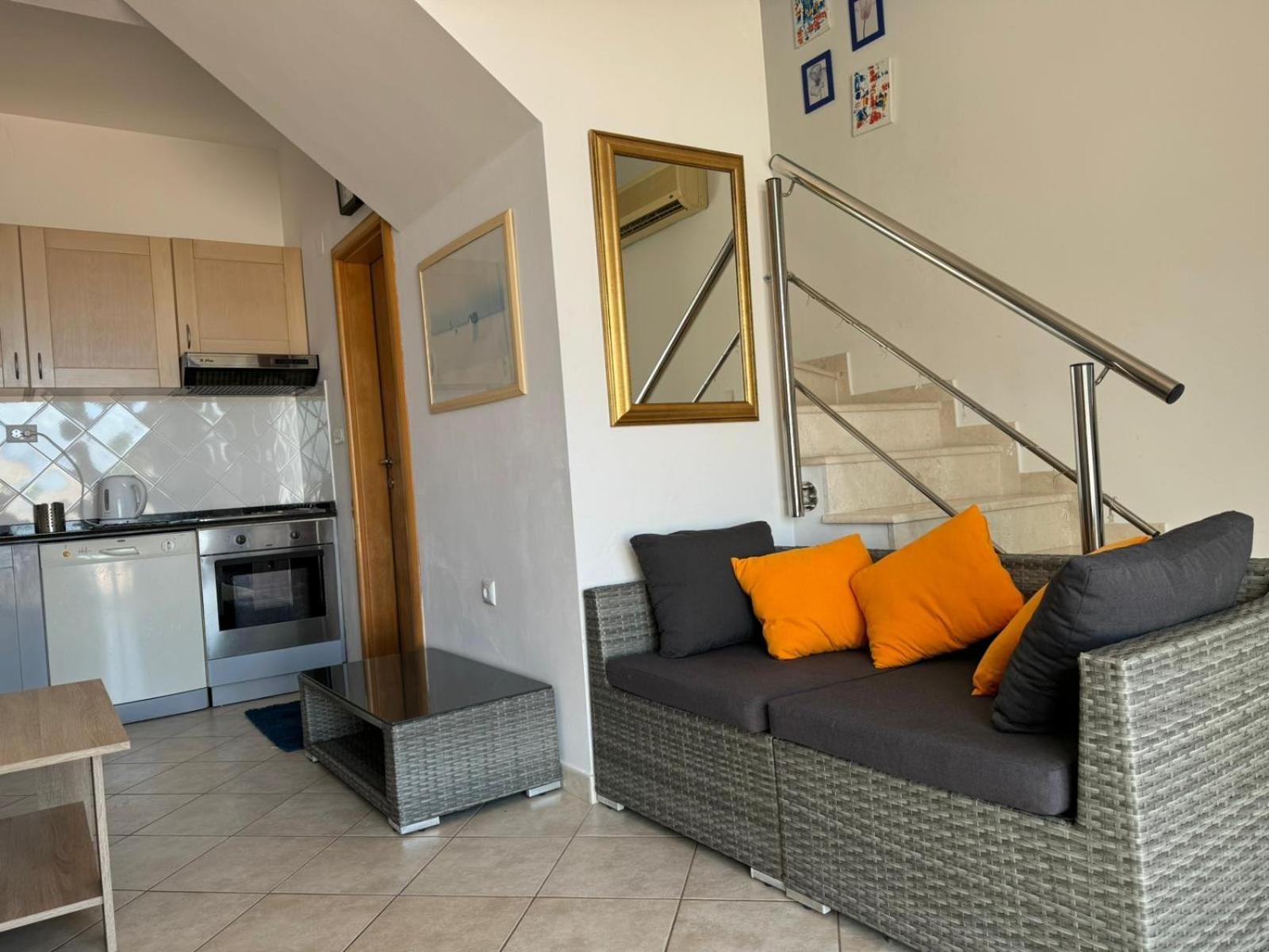 Lovely Split Level Apartment With Sea View, Pool, Free Parking And Wifi Cavtat Eksteriør bilde